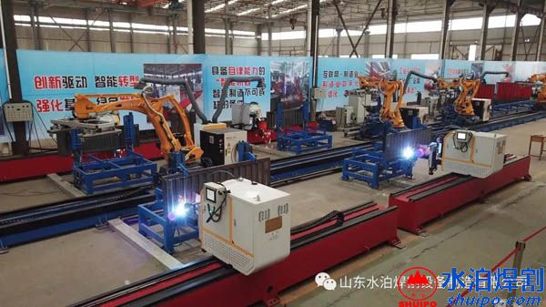 人呢？機(jī)器人-水泊焊割欄板智能焊接生產(chǎn)線