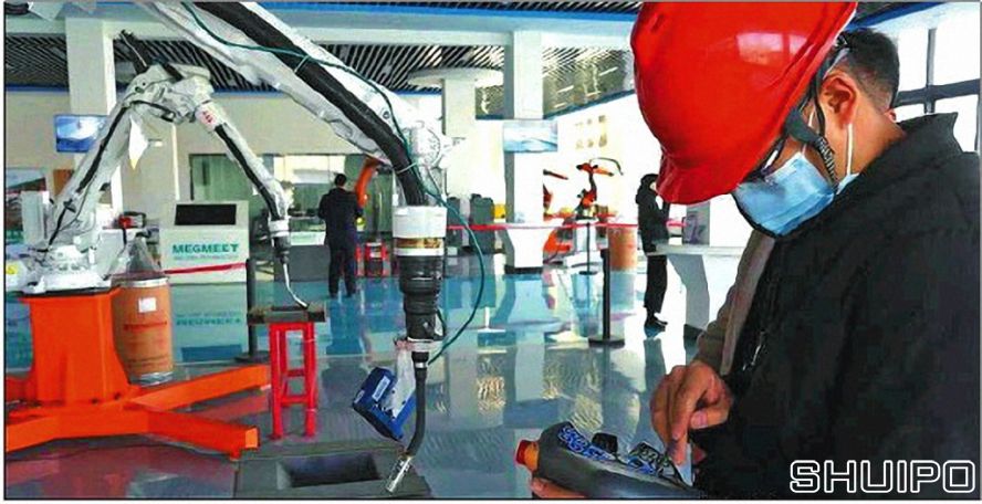 機器人智能制造展示中心為焊接機器人調(diào)整參數(shù) 機器人智能制造展示中心為焊接機器人調(diào)整參數(shù)